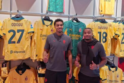Nkunku al Milan, che entusiasmo: i tifosi portano i palloncini. E Odogu...