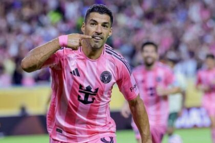 Suarez, che stangata dopo lo sputo ai rivali, le scuse non bastano