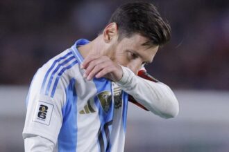 un paese ai suoi piedi, le lacrime di Scaloni