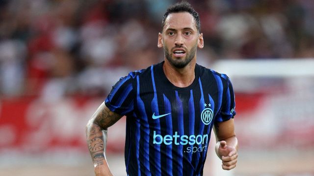 il padre chiude al Galatasaray. Hakan punta al riscatto con la Juve, ma con Chivu rischia il posto