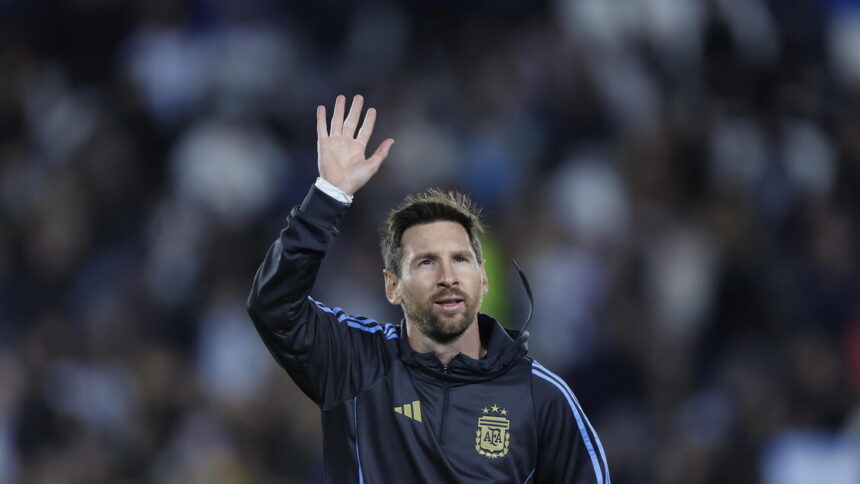 Messi show in Argentina,doppietta e lacrime per l'ultima in casa - Calcio