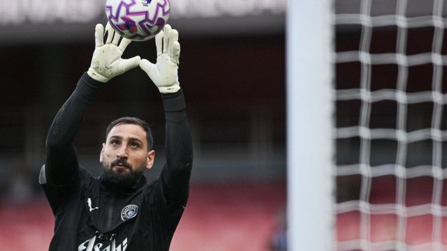 Manchester City, la papera di Donnarumma frutto di una profezia. Neville lo assolve: “È un animale”