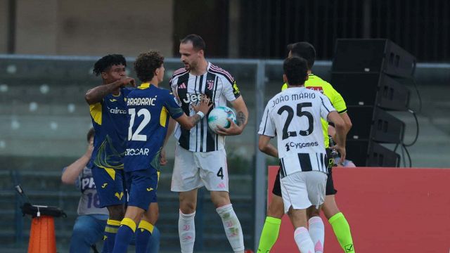 intervento del Var, rissa sfiorata tra Tudor e la panchina avversaria, gomitata a Gatti. Bufera su Rapuano