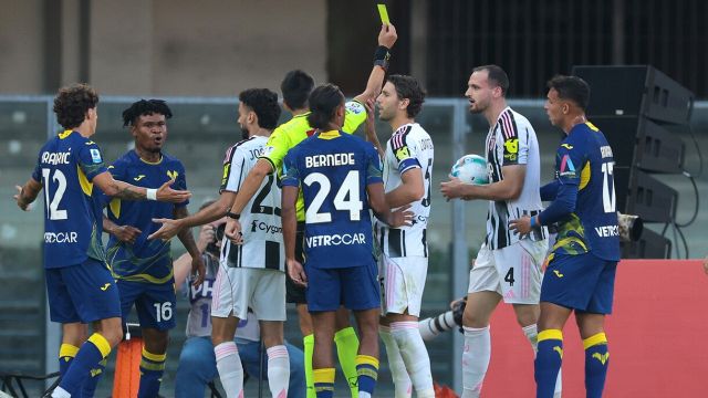 l’arbitro confonde tutto, anche chi ha procurato il rigore, manca un rosso, serata da incubo