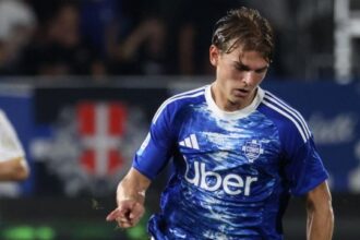 a Fabregas non basta la magia di Nico Paz, Ramon rovina tutto ed Ekuban pareggia