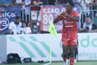 Cagliari-Parma, il balletto di Mina mette nei guai Cuesta e Felici completa l’opera. Caprile strizza l’occhio alle big