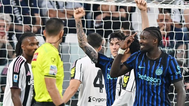 Inter, le risate di Thuram sul check del Var scatenano la rabbia dei tifosi