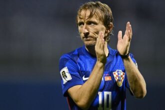 Modric e McTominay assist d'autore, segna Hojlund, tre punti (di sutura) per Haaland