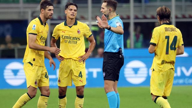 arbitro in tilt, il Var non l’aiuta, quanti errori che fanno infuriare Allegri, mancano rosso e rigore