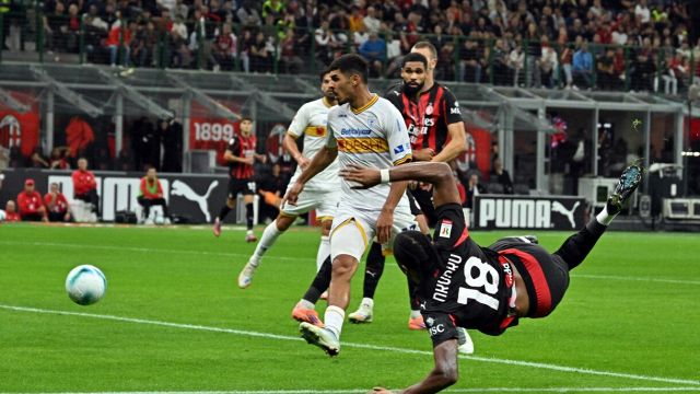 arbitro bocciato tra rigori, rossi e recupero sbagliato