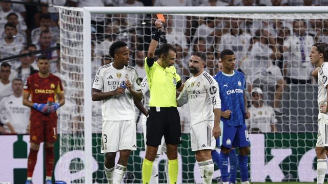 l’arbitro salva i blancos con due rigori, De Zerbi ko in 11 contro 10