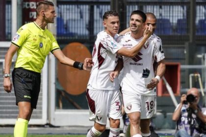 Simeone un lampo nel buio, salta audio Dazn e auricolare arbitro, la rabbia dell'Olimpico