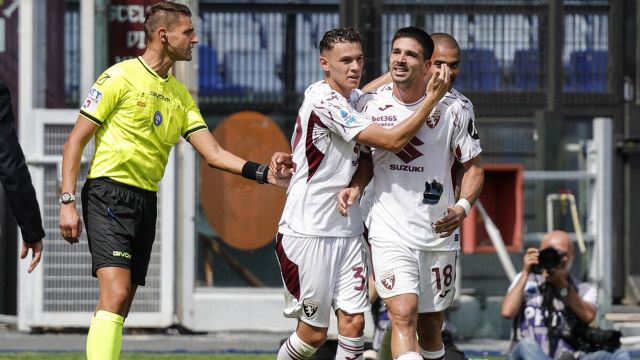 Simeone un lampo nel buio, salta audio Dazn e auricolare arbitro, la rabbia dell'Olimpico