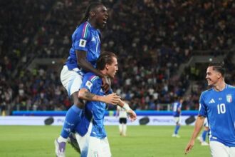 Sull'aereo della Nazionale esplode l'esultanza sfrenata degli azzurri all'oro del volley