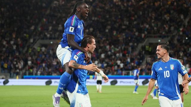 Sull'aereo della Nazionale esplode l'esultanza sfrenata degli azzurri all'oro del volley