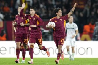 i giallorossi regalano un tempo. Dybala gol ma non basta, Dovbyk fischiato