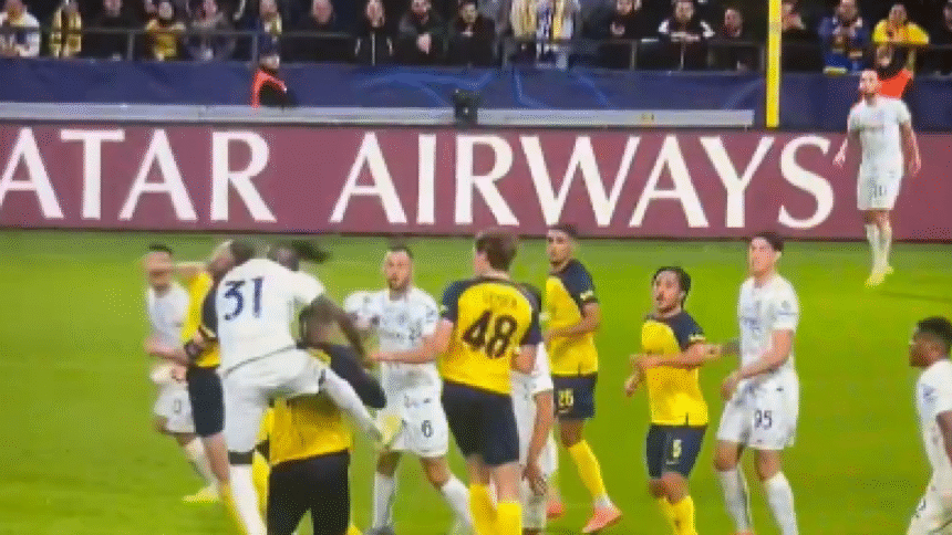 St. Gilloise-Inter, fallo di mano di Bisseck sul gol di Dumfries