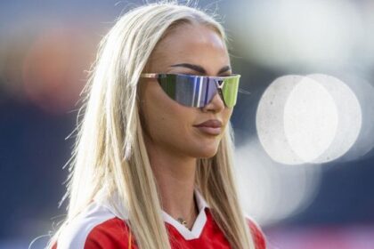 Alisha Lehmann spiega come si può giocare a pallone con fard e unghie lunghe, la gaffe sulla Juventus
