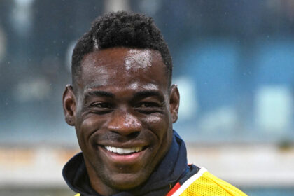 Balotelli volontario con i bambini dopo il ritiro della patente - Calcio
