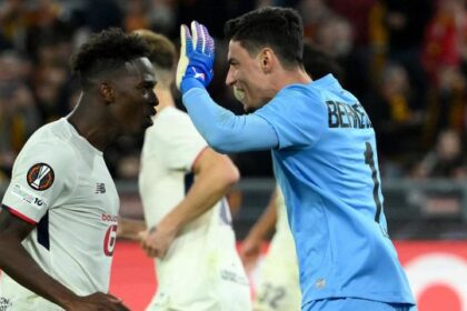 Berke Ozen, chi è il portiere turco che ha parato tre rigori di fila in Roma-Lille e che ha fatto meglio di Chevalier