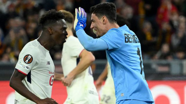 Berke Ozen, chi è il portiere turco che ha parato tre rigori di fila in Roma-Lille e che ha fatto meglio di Chevalier