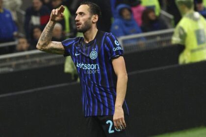 un super De Gea non basta, doppietta di Calhanoglu e gol strepitoso di Sucic