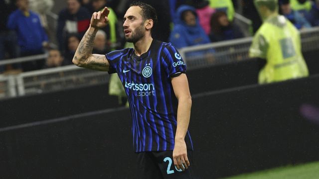 un super De Gea non basta, doppietta di Calhanoglu e gol strepitoso di Sucic