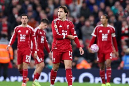 lo United e l'arbitro affondano Slot. Bufera su Oliver, svista clamorosa