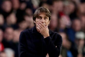 Napoli horror, è crisi. Bufera su Lucca, Beukema e De Bruyne, tifosi contro Conte: “Mercato imbarazzante”