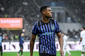 pugno al pallone, nervi tesi e festa rovinata a Chivu e Bonny. L’olandese è un caso