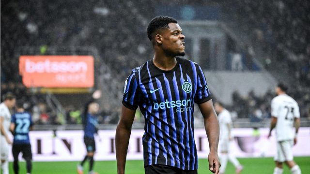 pugno al pallone, nervi tesi e festa rovinata a Chivu e Bonny. L’olandese è un caso