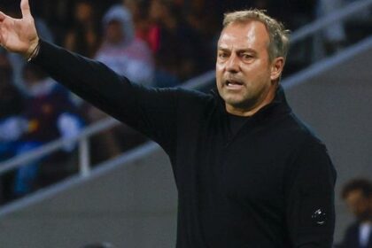 espulso, fa gesto dell’ombrello e scatena la polemica