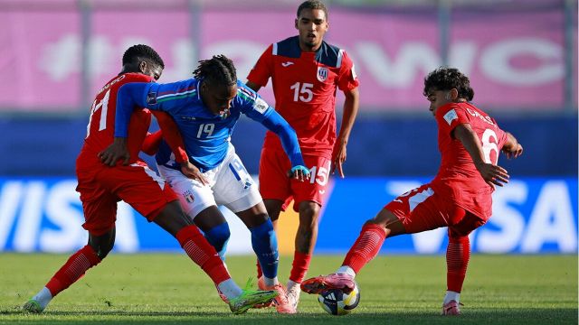 due rigori con la Fvs beffano l'Italia in 10 con Cuba, Brasile ko con gol da playstation. Risultati e classifiche