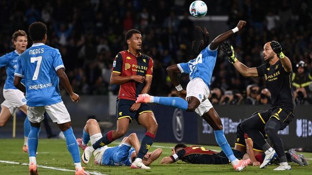dubbi sul gol annullato e sulla rete di Hojlund, c'era rosso per Neres?