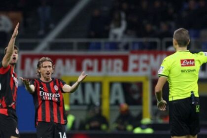 Milan-Pisa, infuria la bufera su Zufferli tra fuorigioco passivi e recupero record. Sui social si grida allo scandalo