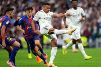 Mbappè cancella Yamal, tre gol annullati, Vinicius impazzisce quando esce, rissa nel finale