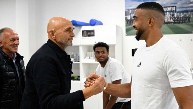 “Uomini infami, destini infami”, lo striscione scatena la polemica