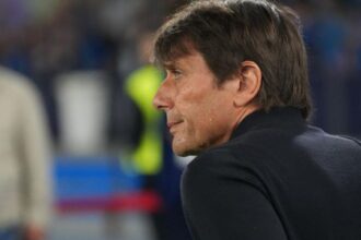 si scatena su una canzone storica e fa impazzire tifosi azzurri e della Juventus 