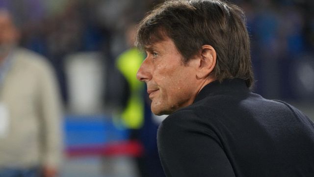 si scatena su una canzone storica e fa impazzire tifosi azzurri e della Juventus 