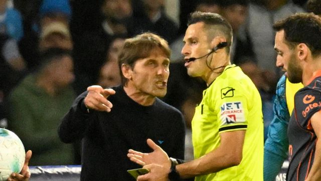 Napoli-Inter, Marotta si lamenta per il rigorino, Conte lo gela e prende in giro Chivu: “Ha mandato il papà…”