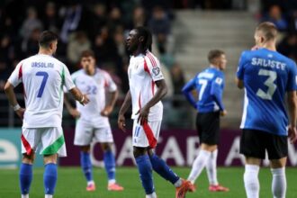 gol e infortunio con l’Estonia. Il crollo di Moise e l’urlo di dolore, Gattuso e Pioli in ansia