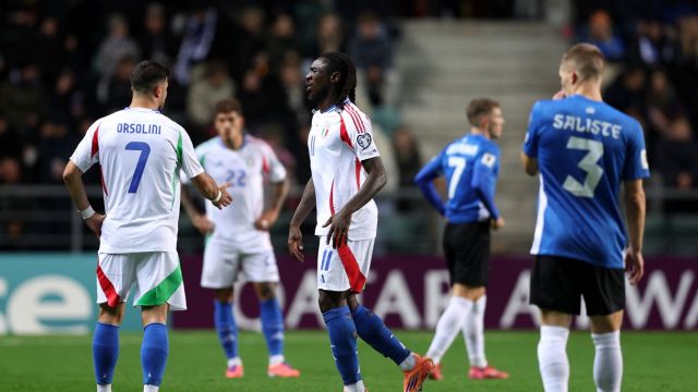 gol e infortunio con l’Estonia. Il crollo di Moise e l’urlo di dolore, Gattuso e Pioli in ansia