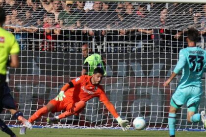 il Var toglie un gol ai sardi e un rigore agli emiliani