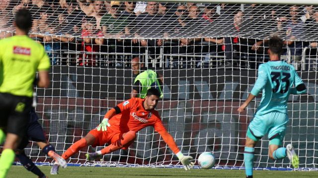 il Var toglie un gol ai sardi e un rigore agli emiliani