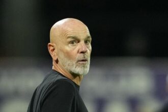 Fiorentina, Pioli nervoso: gelo con Marchegiani in diretta tv. Il Var lo salva, i tifosi no: è bufera sul web