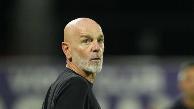 Fiorentina, Pioli nervoso: gelo con Marchegiani in diretta tv. Il Var lo salva, i tifosi no: è bufera sul web