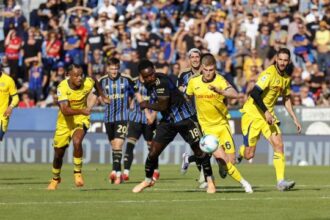 fuorigioco, rigore e mani nella stessa azione, che caos! Che fallo di Caracciolo sull'arbitro