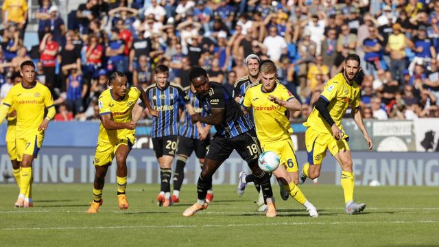 fuorigioco, rigore e mani nella stessa azione, che caos! Che fallo di Caracciolo sull'arbitro