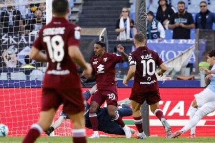 finale folle, sorpasso di Coco al 93', un rigore visto dal Var salva Sarri al 103'