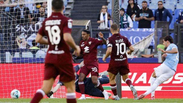 finale folle, sorpasso di Coco al 93', un rigore visto dal Var salva Sarri al 103'